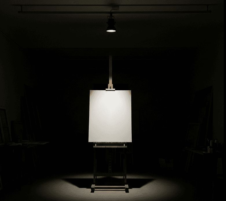 Lienzo en blanco iluminado para pintura o arte creativo en estudio de artista, con iluminación suave y enfoque en espacio de trabajo artístico.
