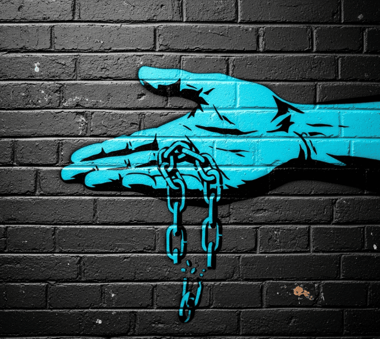 Puente graffiti mano mano rota cadenas arte urbano mural artístico abstracto color azul negra fachada industrial creatividad contemporánea.